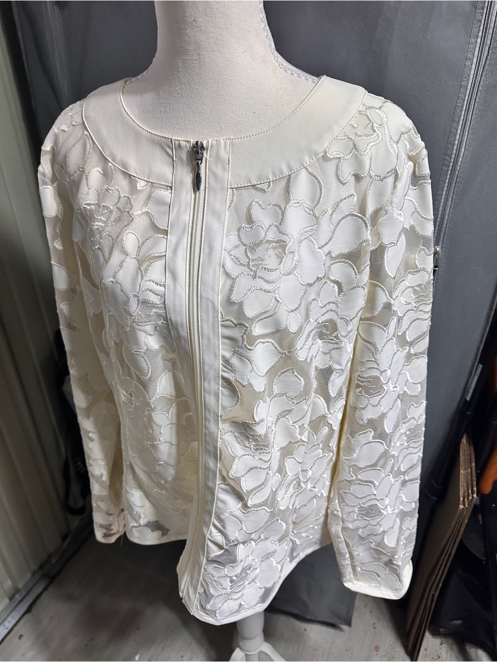 Floral Lace Jacket in White Size Large Like New